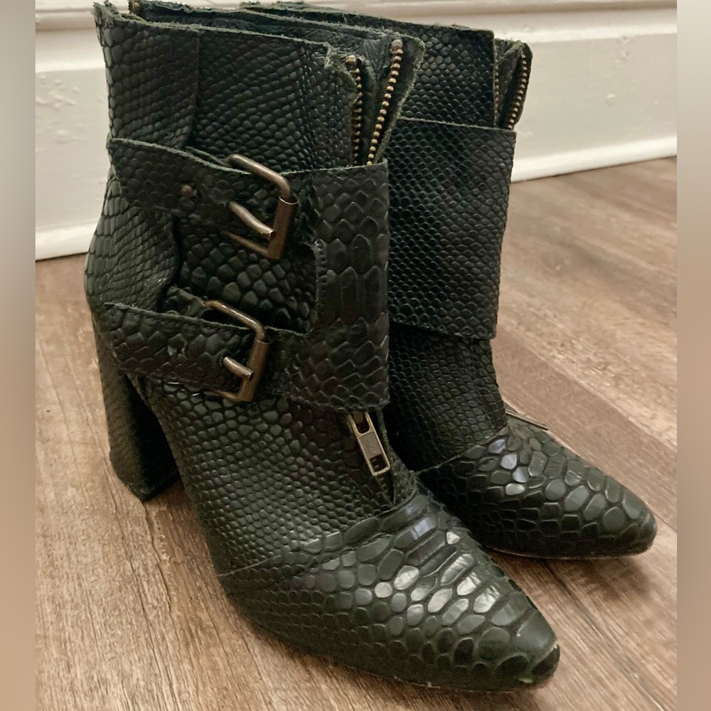 Freebird Joey Black Snakeskin size 8.